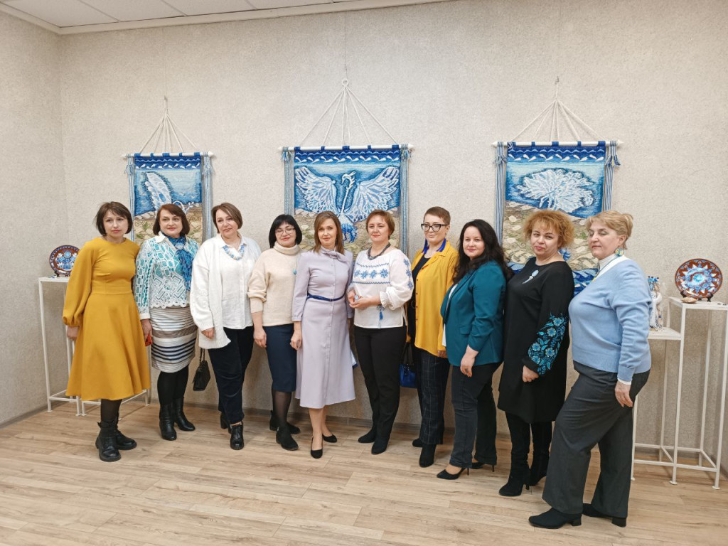 Майстрині ГО «КМА «Арт-спокуса»» та ГО «ЦНОД «Південь»» на виставці «Таврійський розпис у контексті війни», 2024 рік