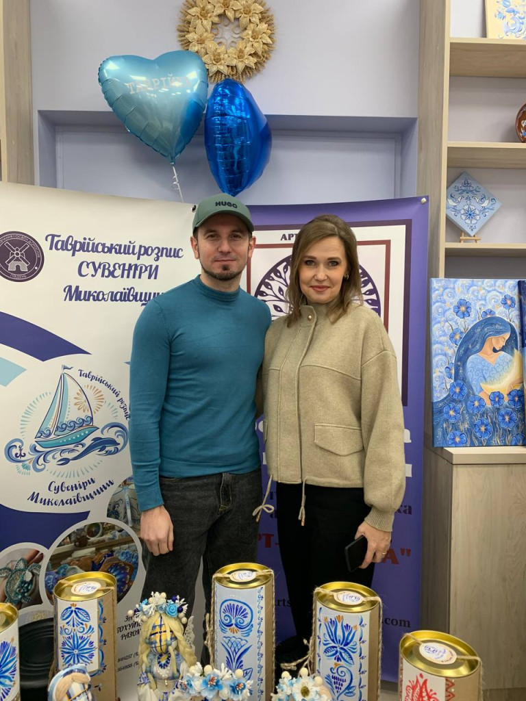 Керівники двох організацій на щорічному грудневому ярмарку «Таврійка єднає!», що відбувається в приміщенні майстерні